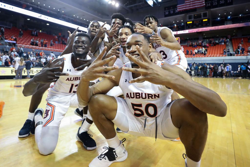 No 5 Auburn Blasts Rival Georgia To Get To 15 0 Auburn