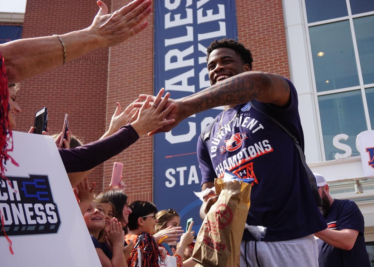 Auburn Family Sends Off Basketball Team With Reverse Tiger Walk