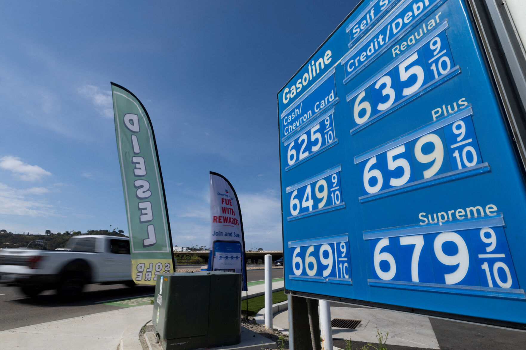 Analysis: Trump stuck in Iran war with no exit in sight