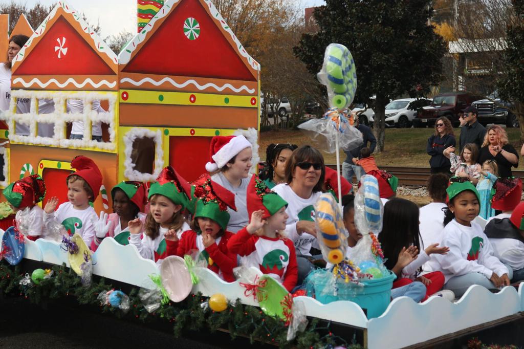 Opelika 2022 Christmas Parade Gallery: Photos From The 2021 Opelika Christmas Parade | Photo Gallery |  Oanow.com