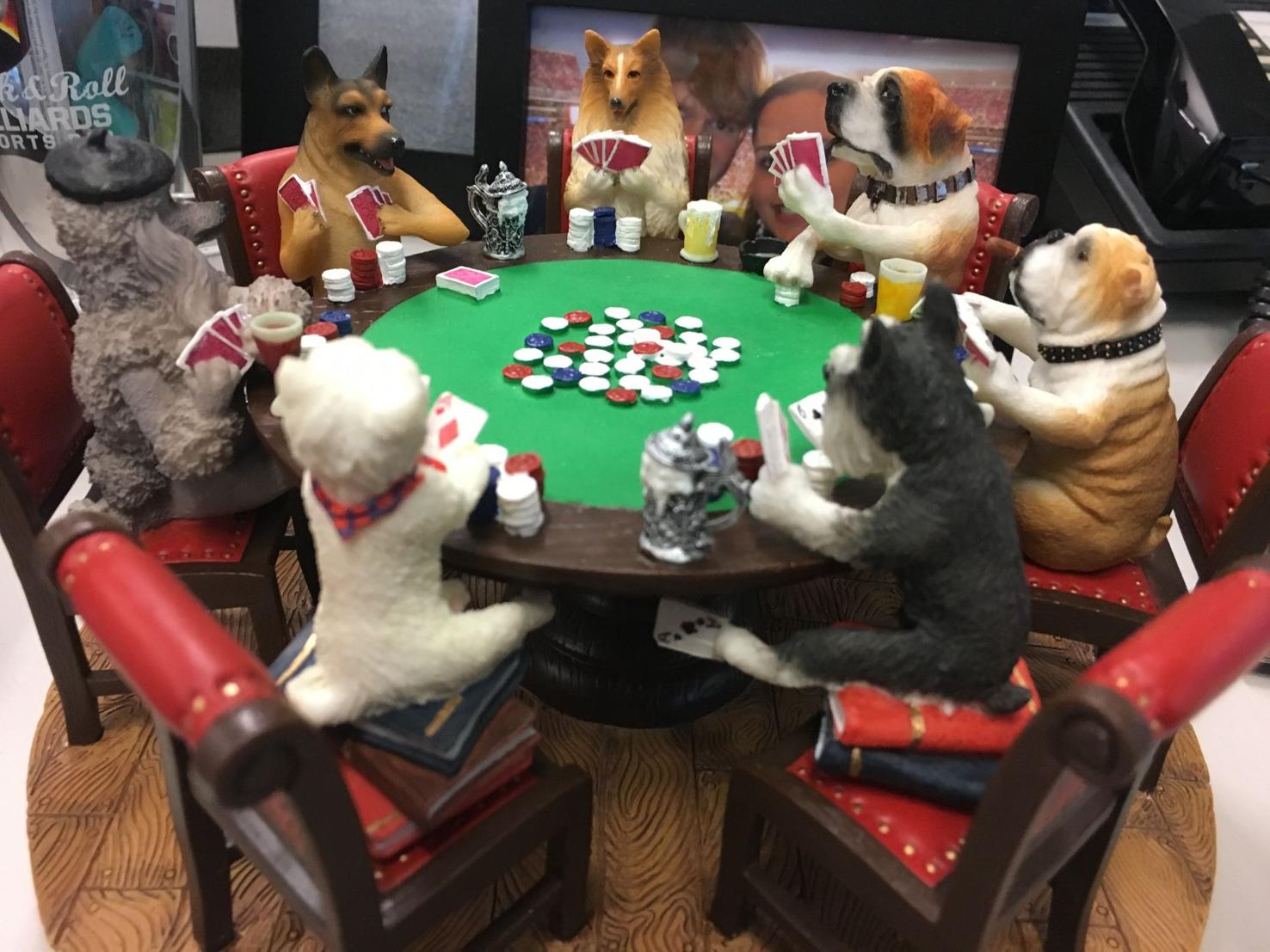 dogs playing poker figurine