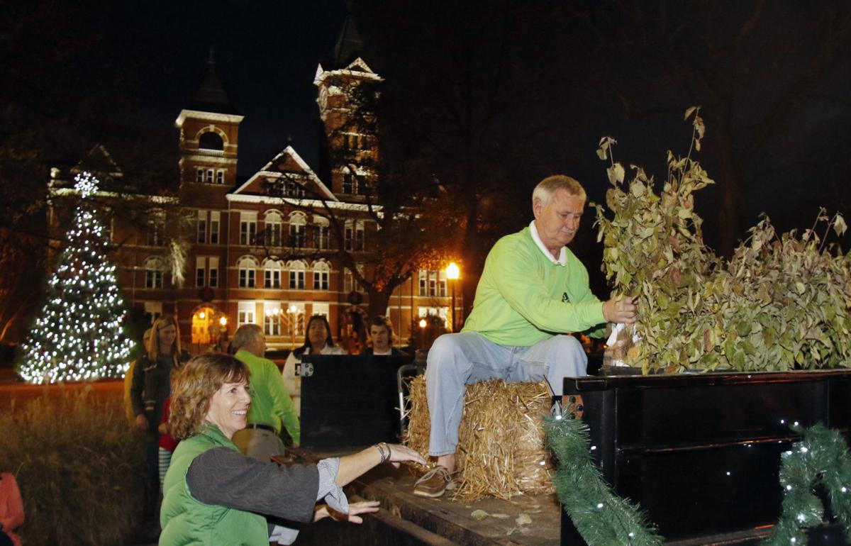 downtown auburn christmas parade photo gallery oanow com auburn christmas parade