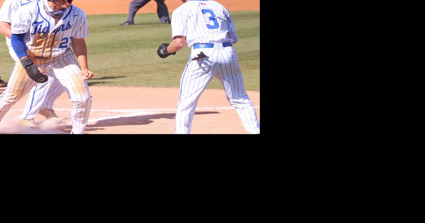 Auburn High baseball’s hitters deliver in Game 1 victory over Hoover