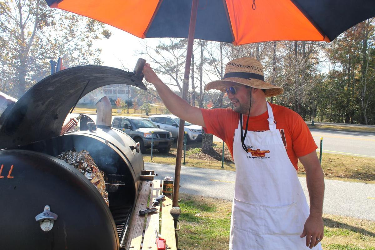 Football fans celebrate Thanksgiving, tailgatestyle Local News