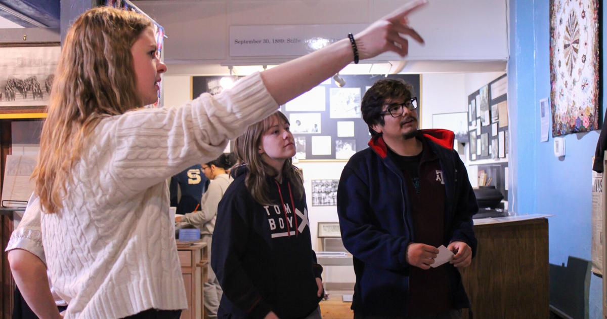 Estudiantes que viajan con un pasaporte histórico por la noche en el museo |  entretenimiento Estudiantes que viajan con un pasaporte histórico por la noche en el museo |  entretenimiento