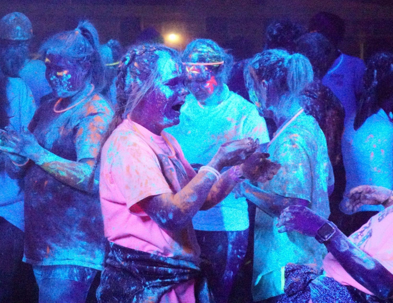 Students and community members participate in Glo Run News