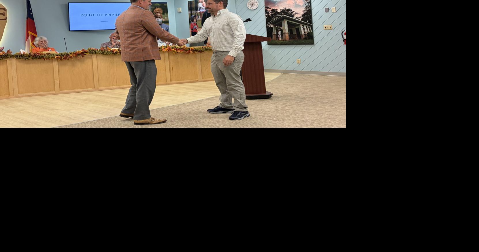 Watkinsville council renews county manager contract, recognizes parks manager