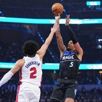 Lakers înving în cele din urmă Rockets în al treilea meci al seriei; Pistons egalează cu o revenire istorică