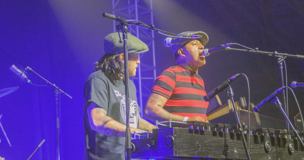 Son Rompe Pera membawa semangat marimba punk ke Ventura Music Hall
