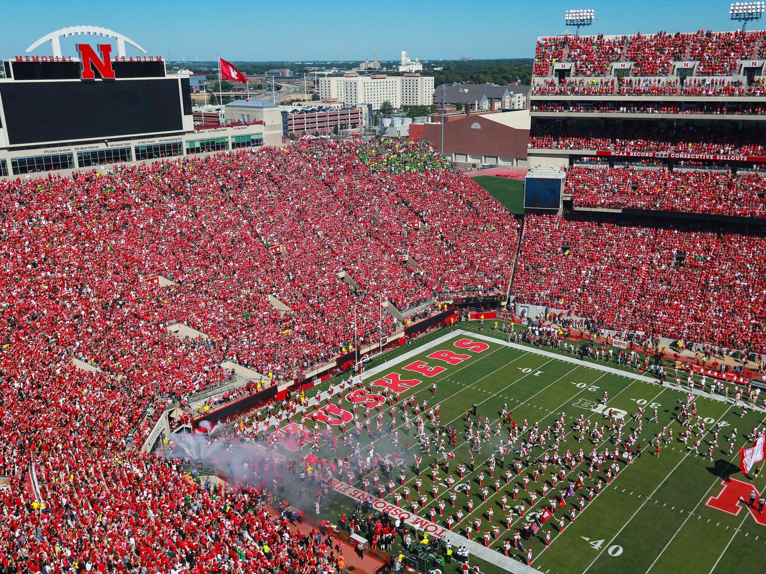 New Screens At Nebraska S Memorial Stadium Will Help All In Sea Of