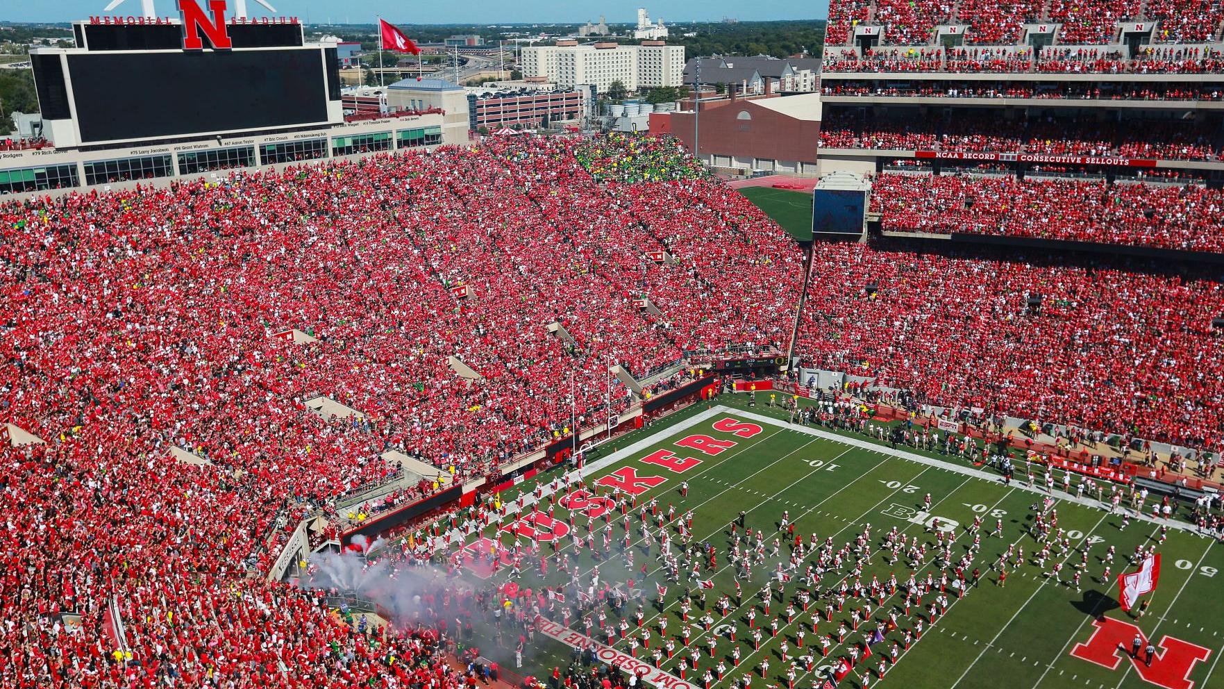 New Screens At Nebraska S Memorial Stadium Will Help All In Sea Of