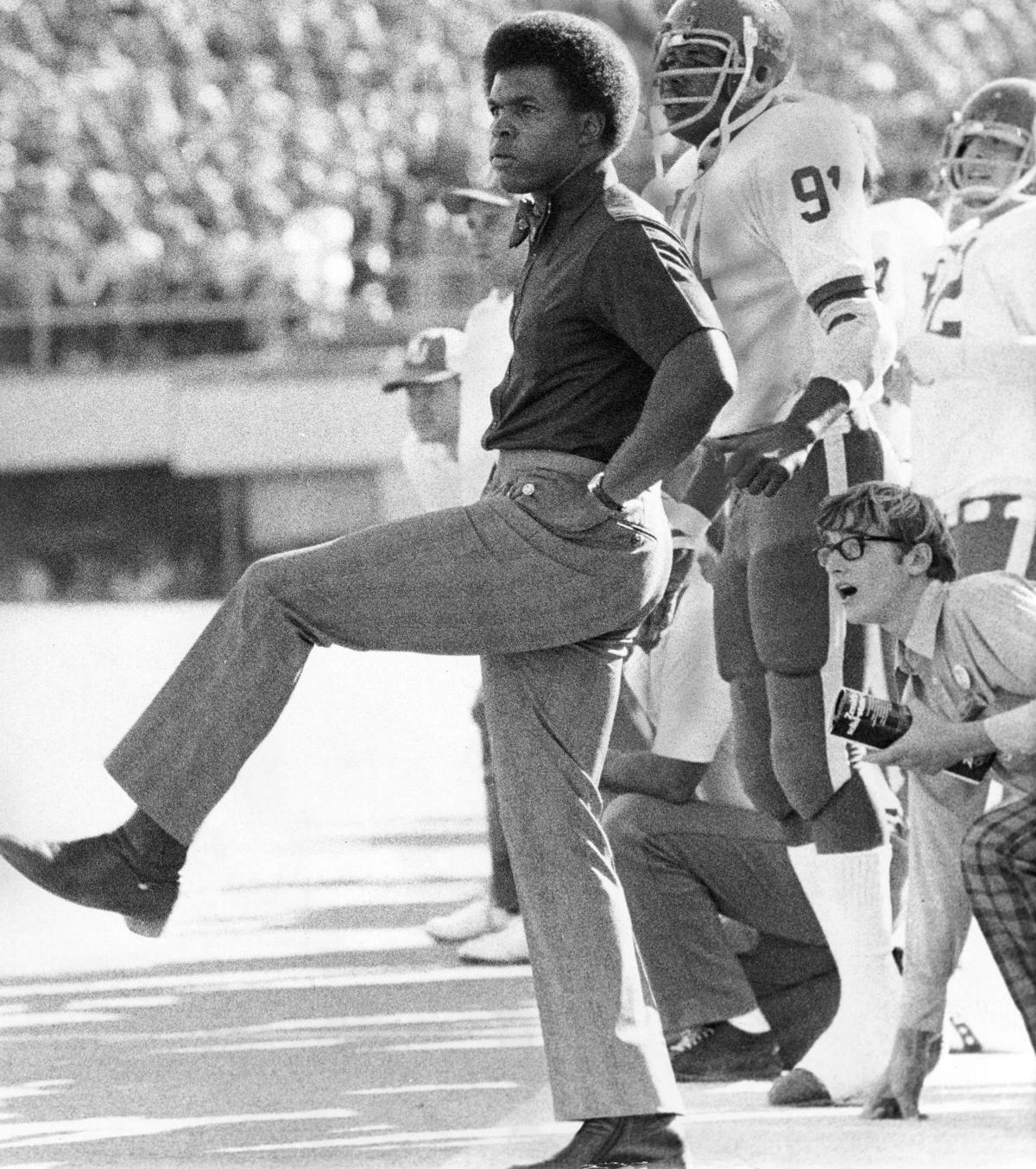 Gale Sayers Dead: NFL Superstar at Center of 'Brian's Song' Was 77 – The  Hollywood Reporter