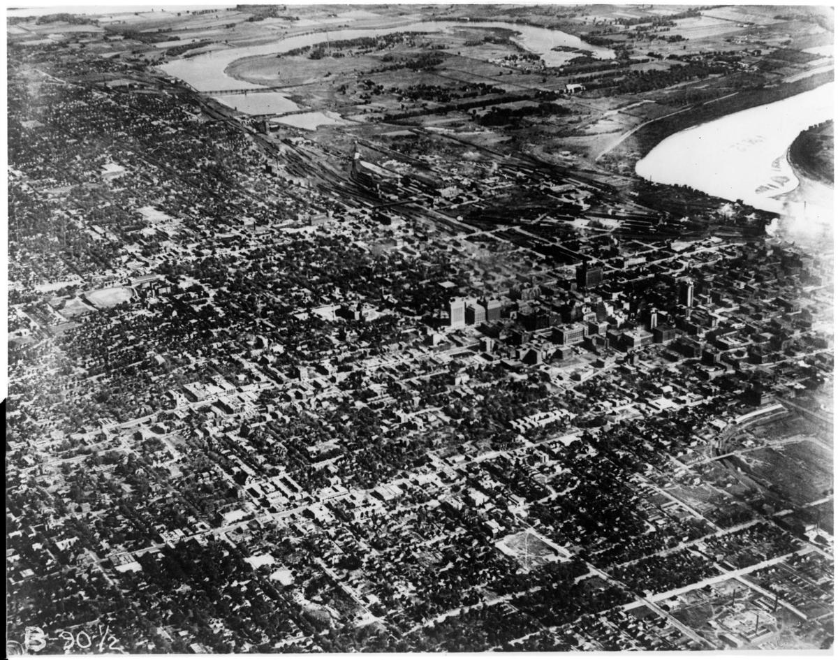 What's the deal with Carter Lake (aka the only Iowa city west of the