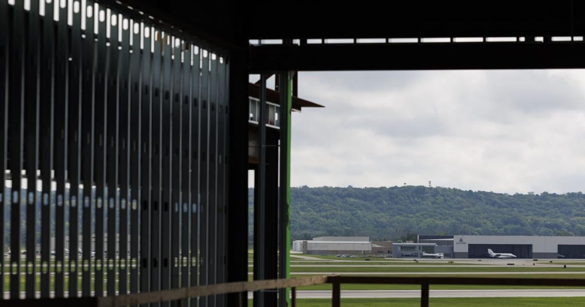 Flugzeug kehrt notfallmäßig zum Flugplatz Eppley zurück, nachdem Piloten ...