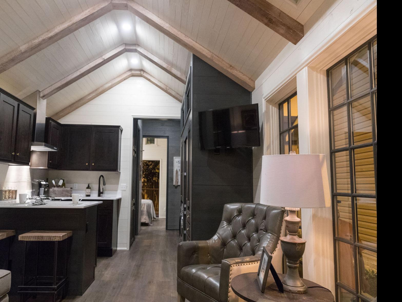 Putting Together Tiny Houses Is A Big Job For Berkshire Subsidiary Clayton Homes Warren Buffett Omaha Com