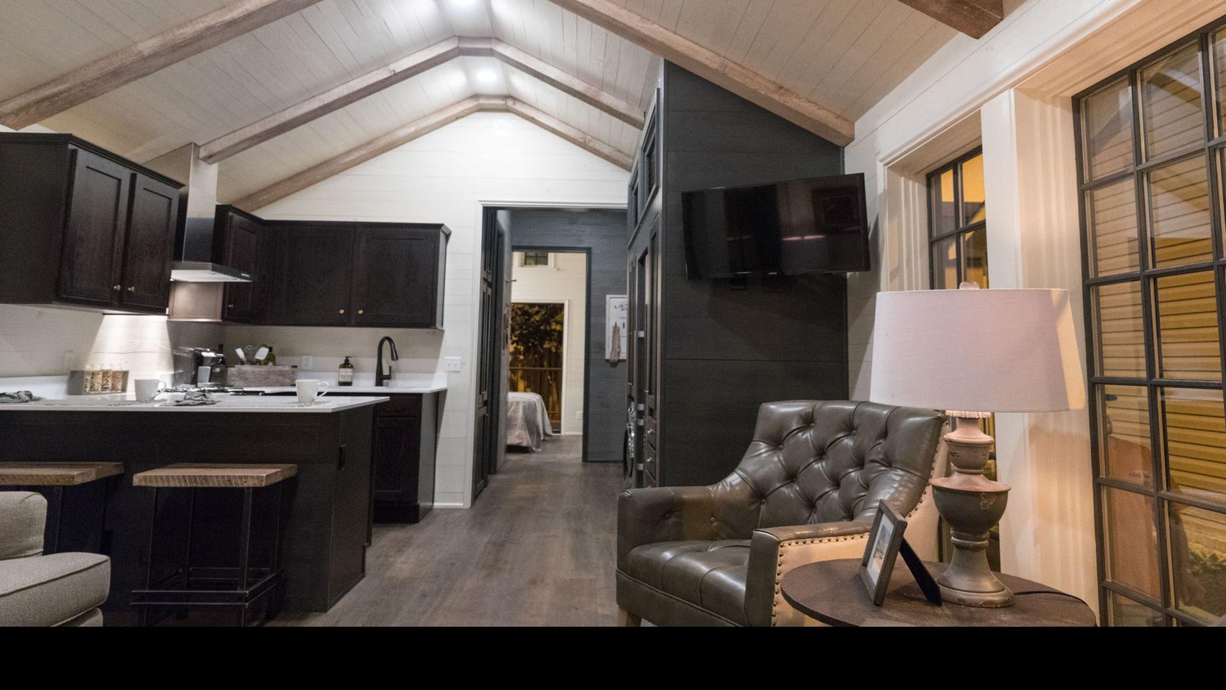 Putting Together Tiny Houses Is A Big Job For Berkshire Subsidiary Clayton Homes Warren Buffett Omaha Com