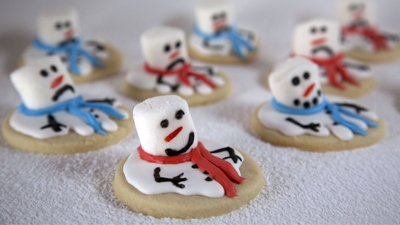 melting snowman meringues, a cute winter cookie idea