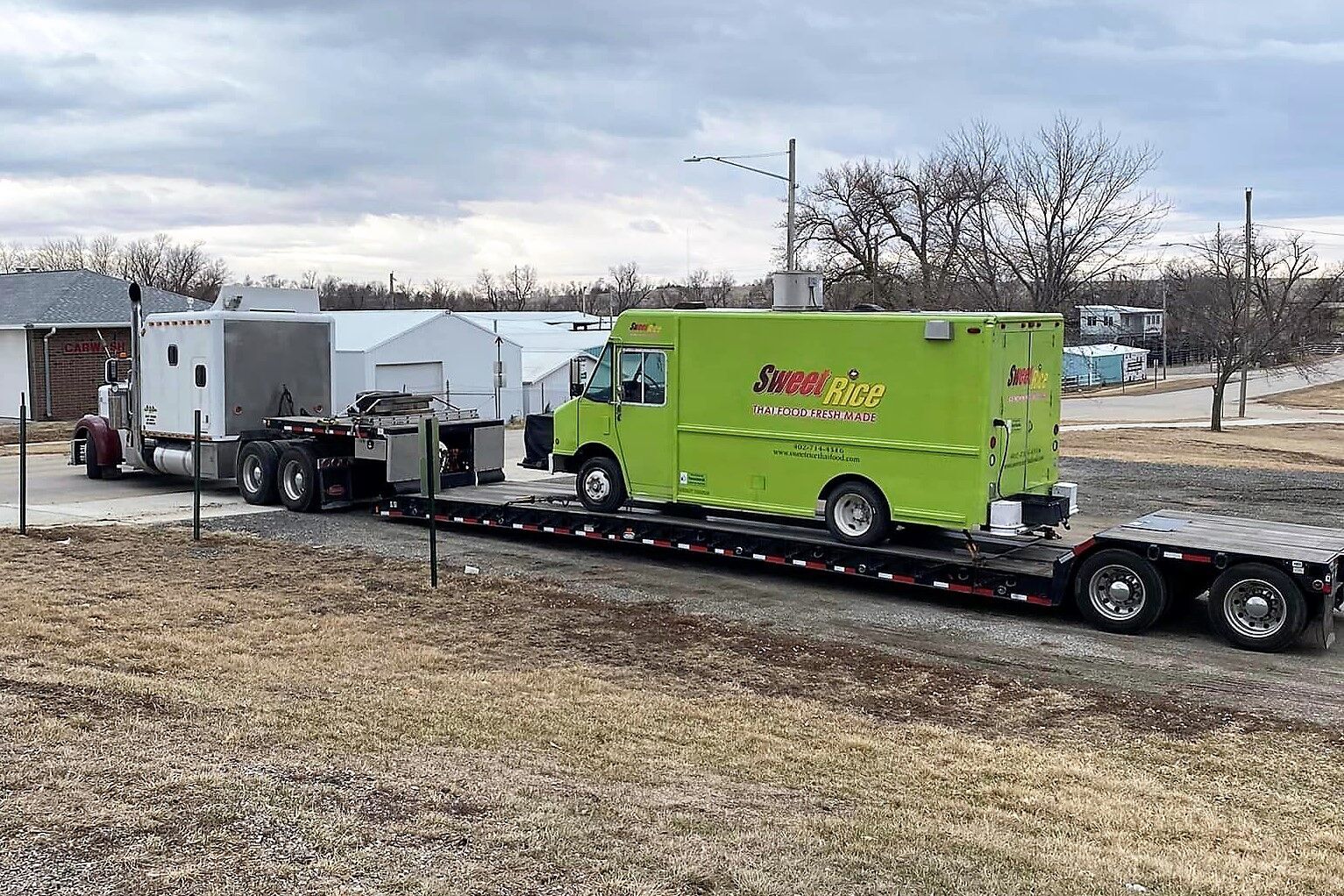 With sit down restaurant open popular food truck leaves