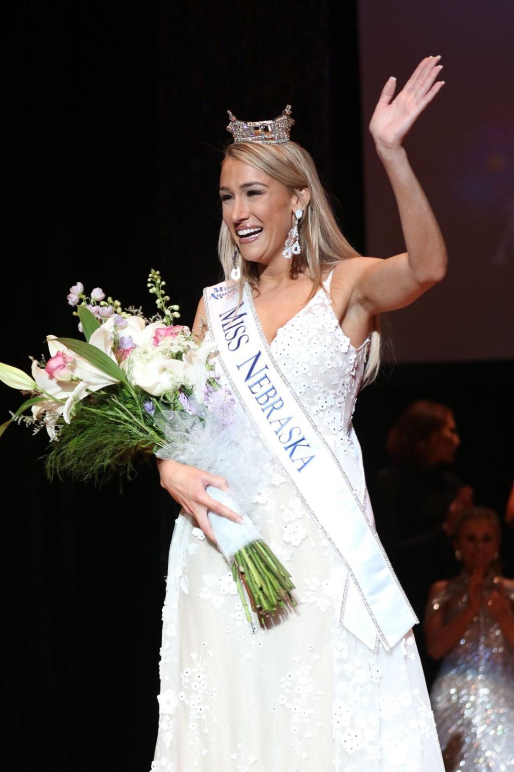 Lincoln Woman 24 Is Crowned Miss Nebraska 2018 Lifestyles Omaha Com