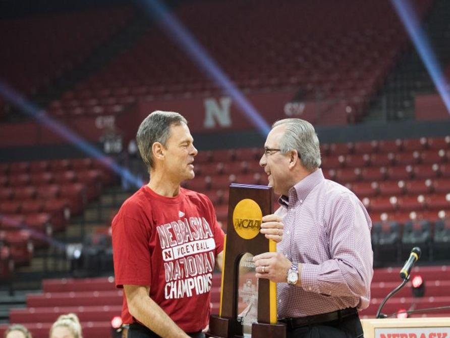 Nebraska Volleyball Coach John Cook Makes 675 000 Salary After