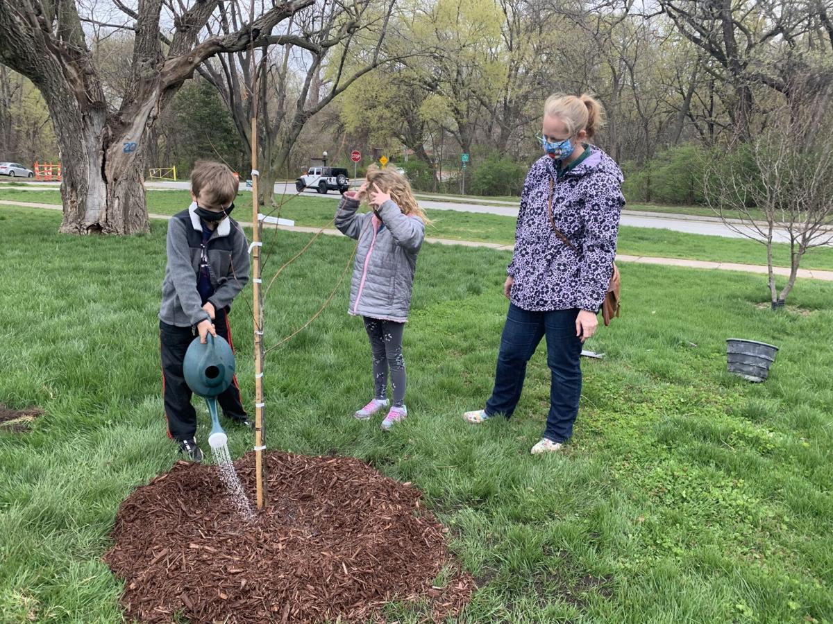 Earth Day Omaha Returns To Elmwood Park After A Year As Virtual Event Local News Omaha Com