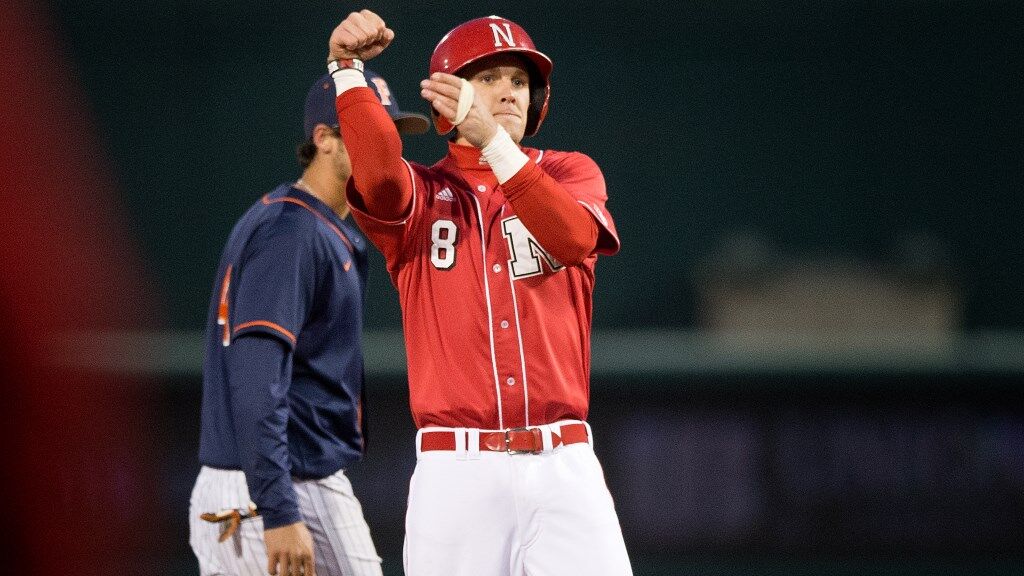 Astros' Jake Meyers leaves Game 4 with injury after attempted leaping catch