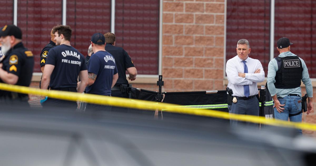 Frau, die bei einem Angriff auf einen Walmart in Omaha von der Polizei ...