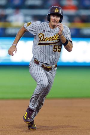 052926-owh-spo-ncaabase-nf-05