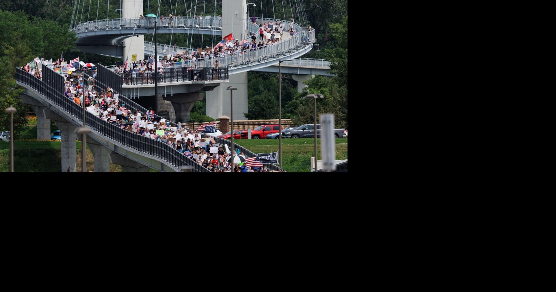 Omaha and Council Bluffs join together in 'No Kings' protest against ...