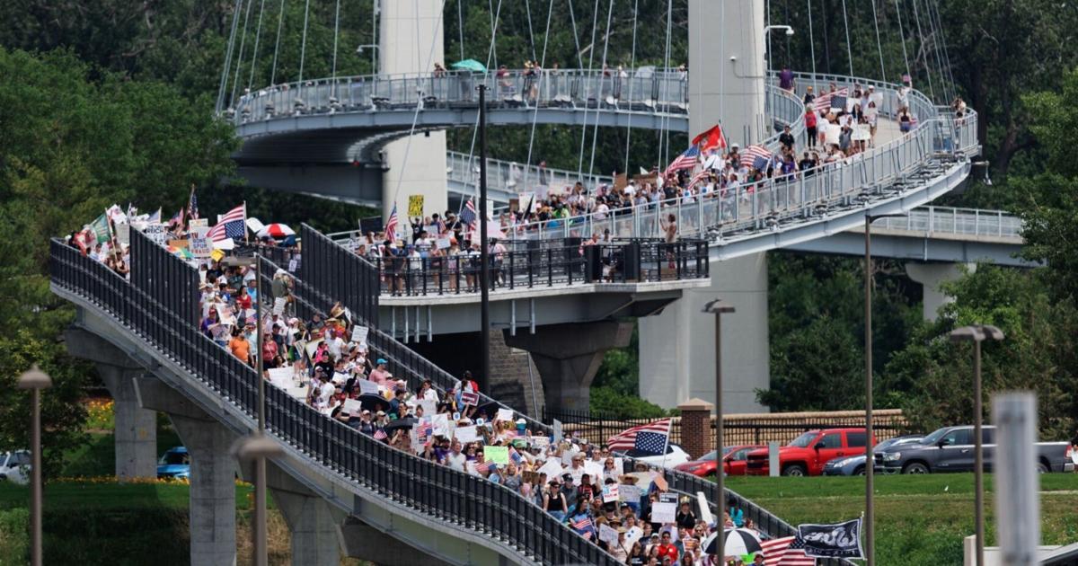 Omaha and Council Bluffs join together in 'No Kings' protest against ...