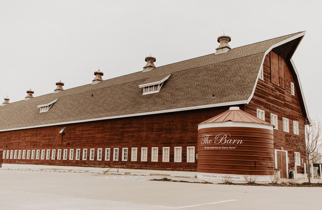 Megan And John Historic Dairy Barn Gives Couple Moments To Last A