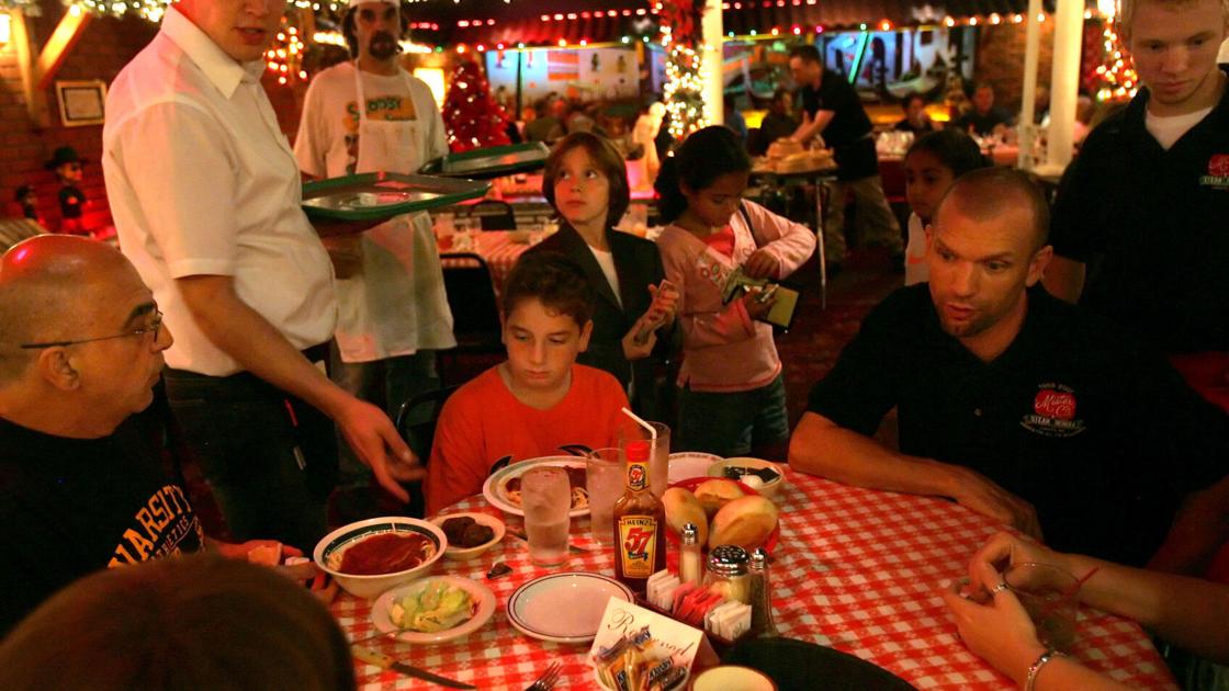 From twisted carols to toppling cakes: Omaha eating places make the most effective memories | Omaha Dines From twisted carols to toppling cakes: Omaha eating places make the most effective memories | Omaha Dines