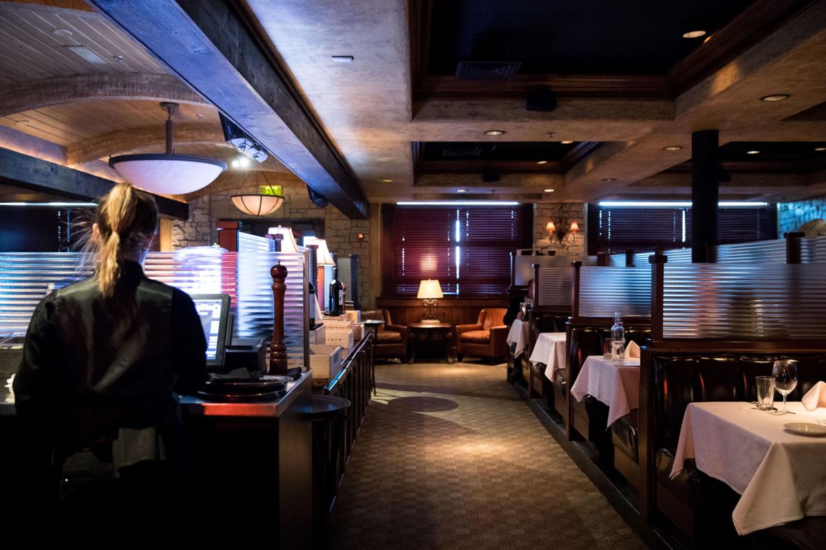 Review Dinner At High End Mahogany Prime Is A Show And The Expertly Cooked Steak Is The Star Reviews Omaha Com