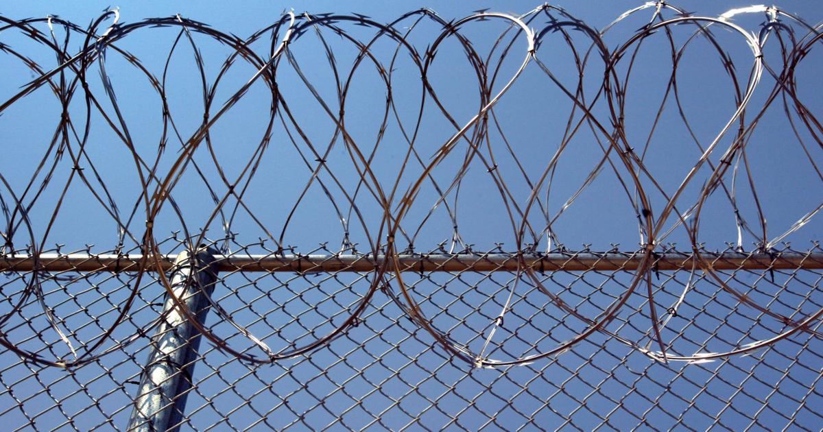 Ein 28-jähriger Mann aus Omaha fuhr laut Staatsanwaltschaft fast 160 km/h ...