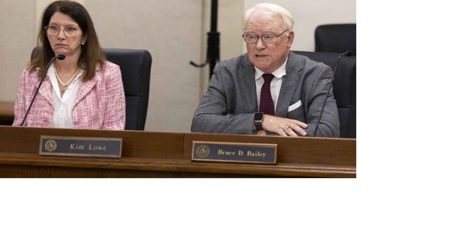 Zwei Liquor Control Commissioners von Nebraska treten auf Ersuchen von ...