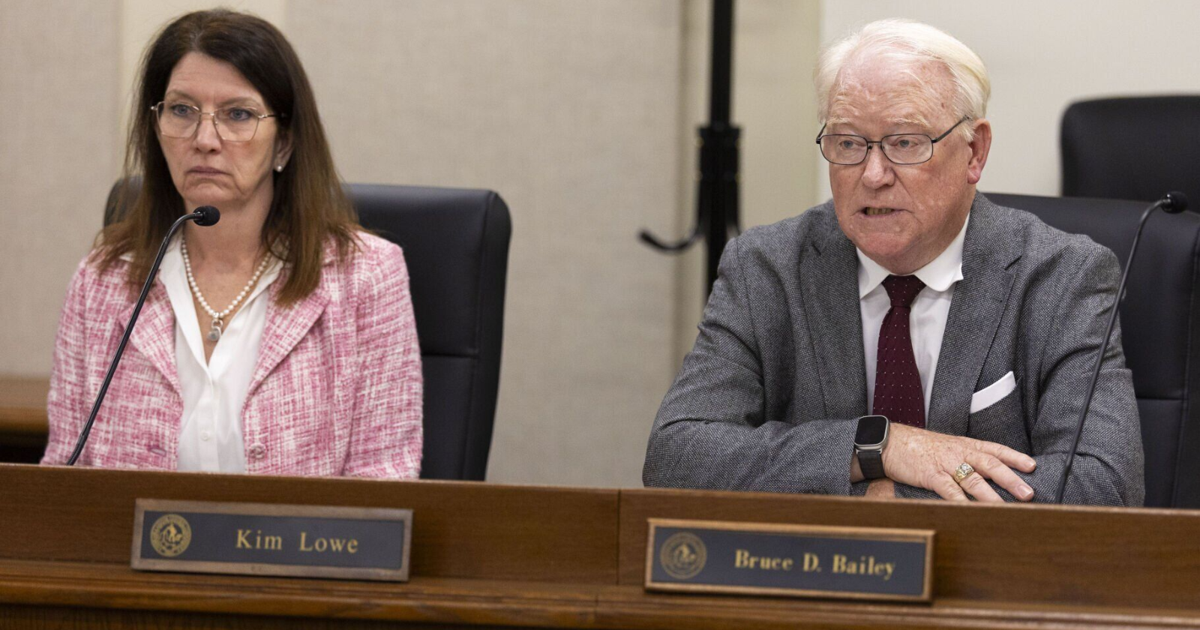 Zwei Liquor Control Commissioners von Nebraska treten auf Ersuchen von ...