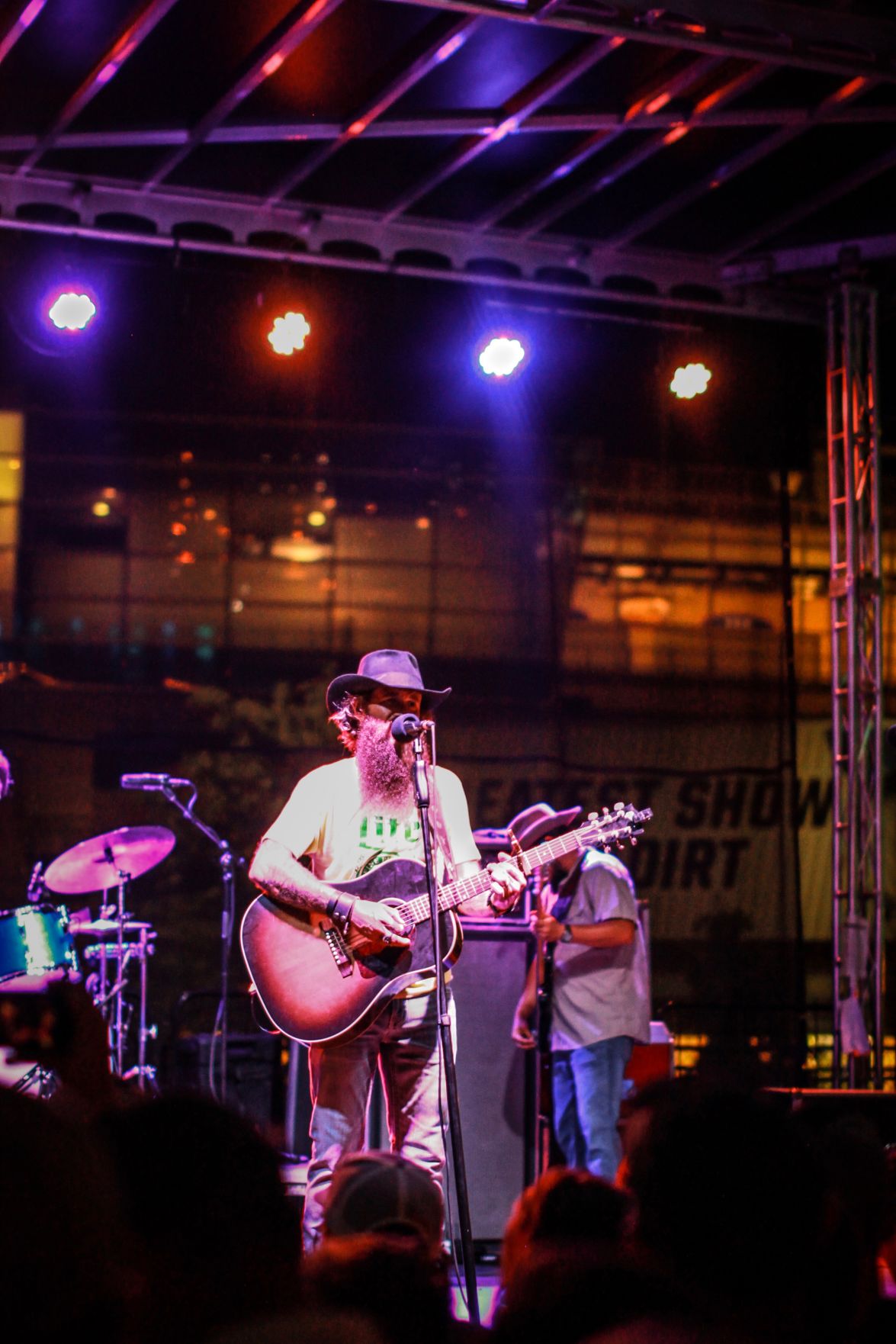 Review Cody Jinks, fans wait through rain for incredible country show