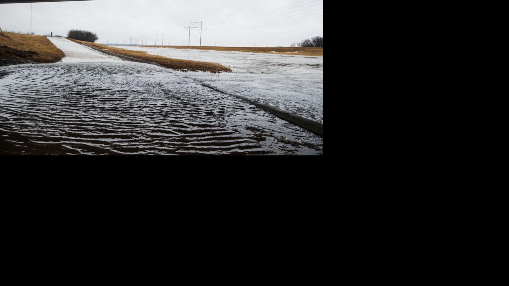 Flooding hits Nebraska Evacuation urged in Randolph; sandbags laid in
