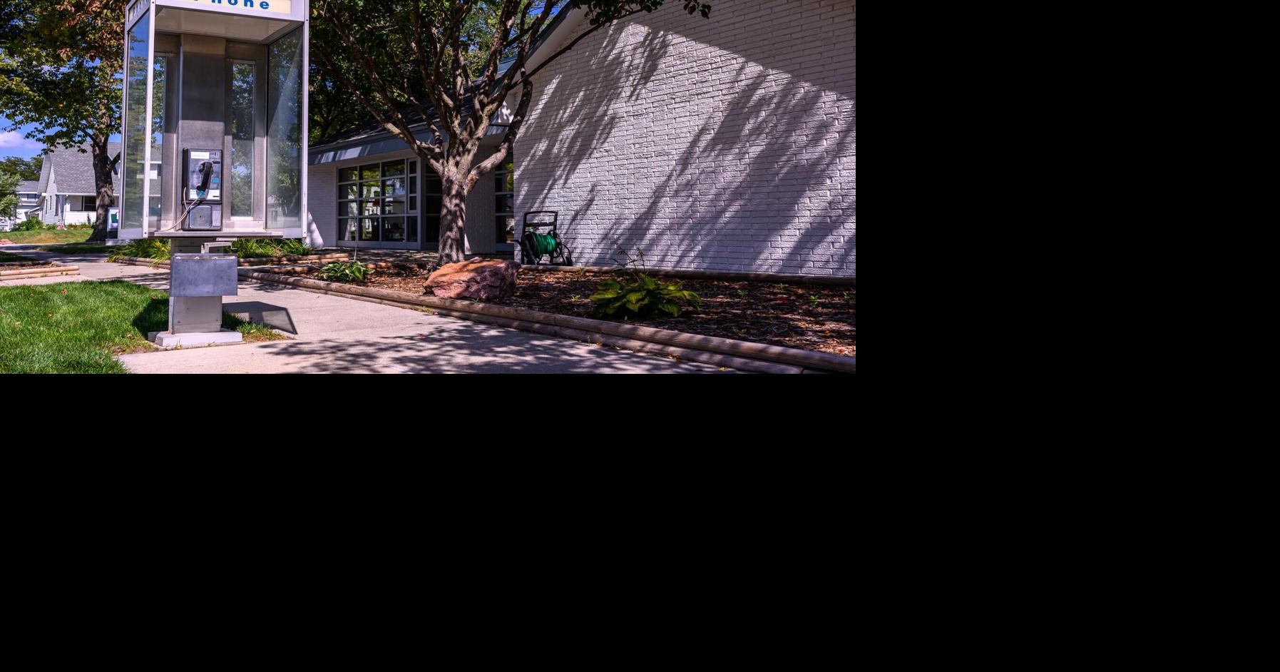 Nebraska’s dwindling pay phones draw lots of curiosity, few calls