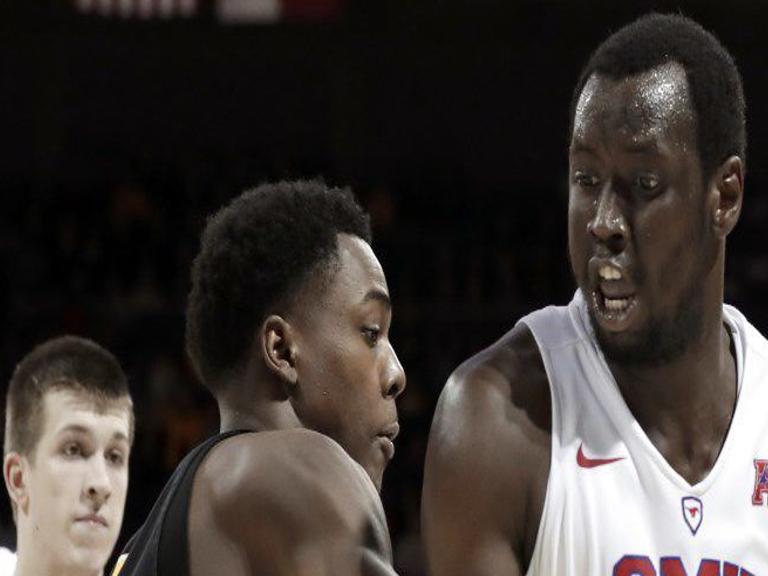 Omaha Central Grad Akoy Agau Hosts Virtual Ncaa Basketball
