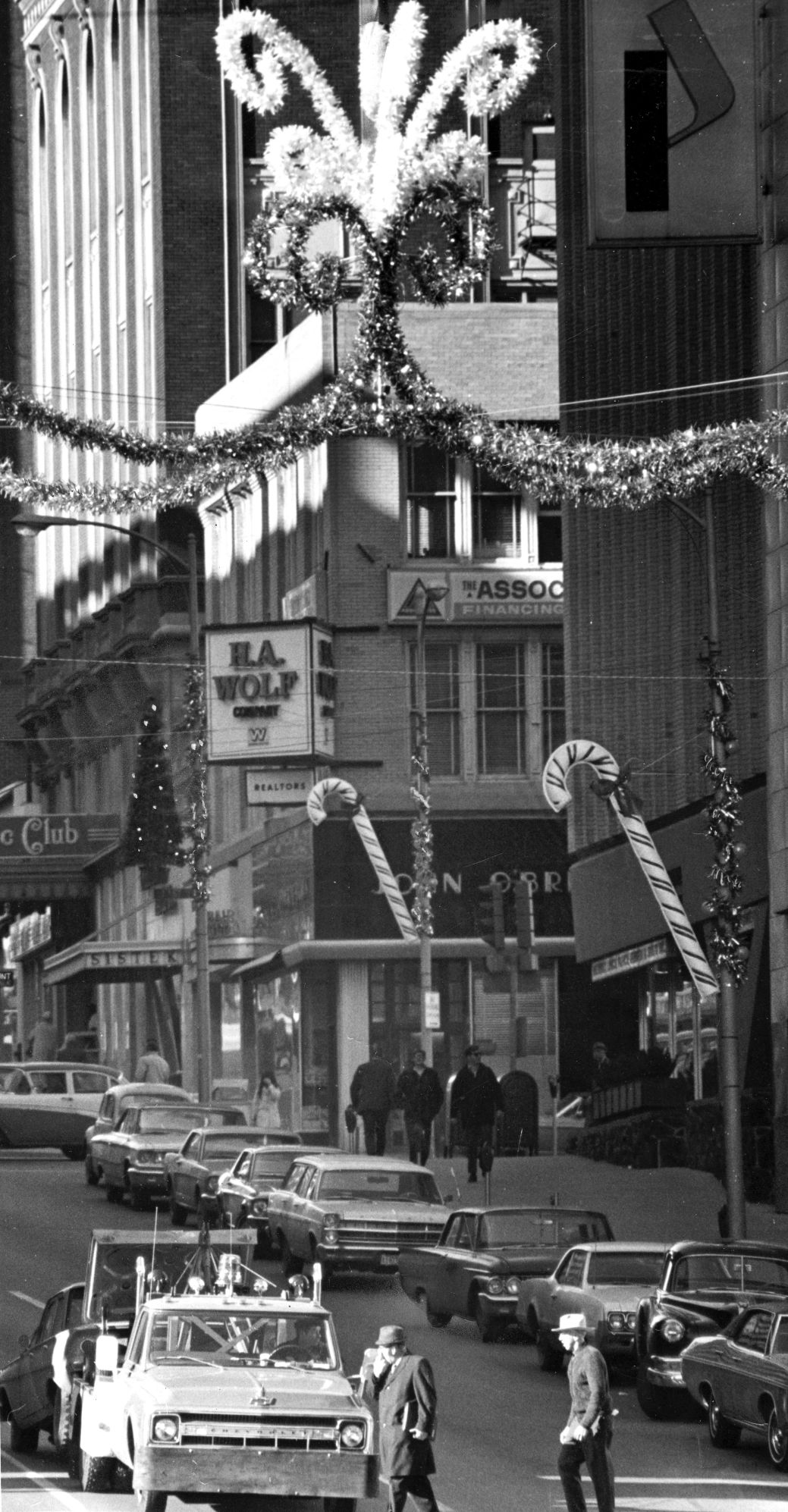 Holiday Lights Festival strings 1 million glowing bulbs across 40
