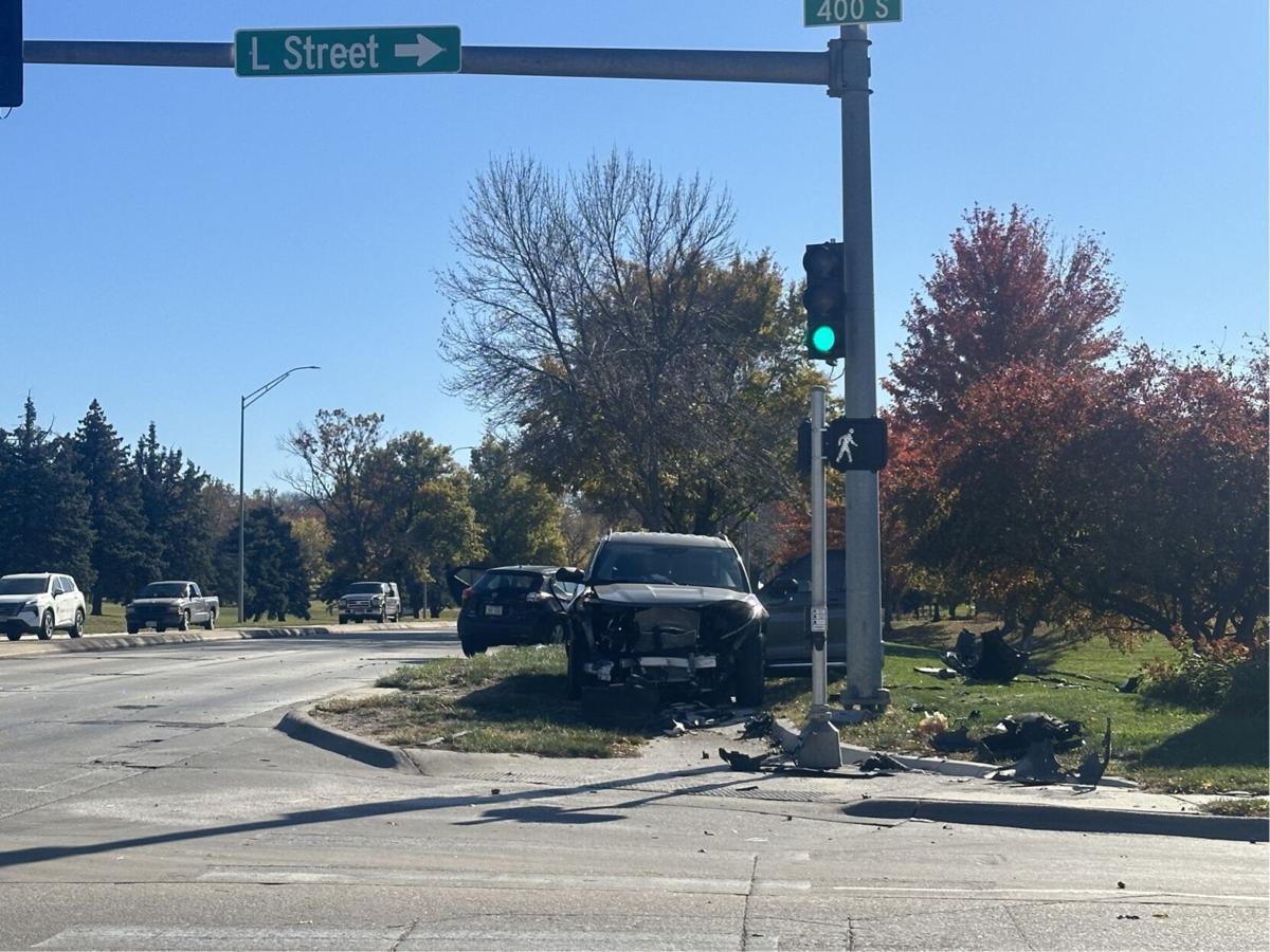 Crash in Lincoln kills 1 person, injures 2 others