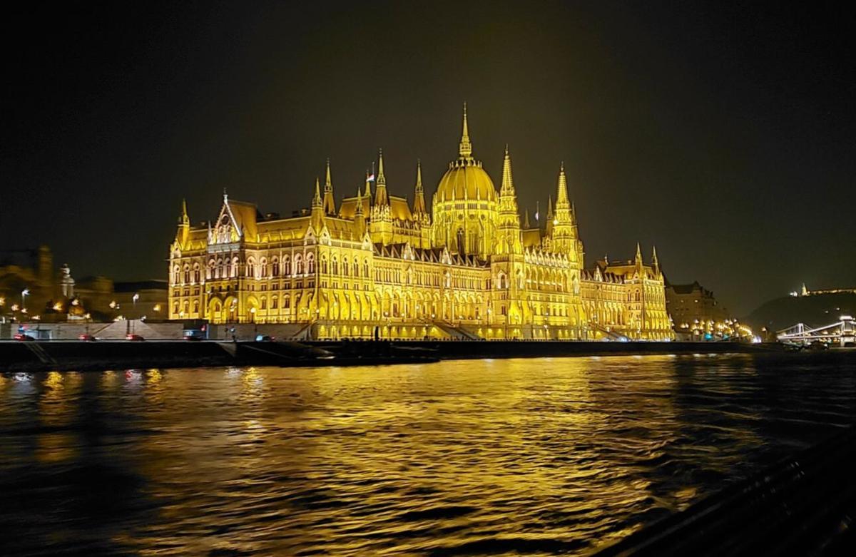 Fave_River Cruise_Hungarian Parliament Building.jpg