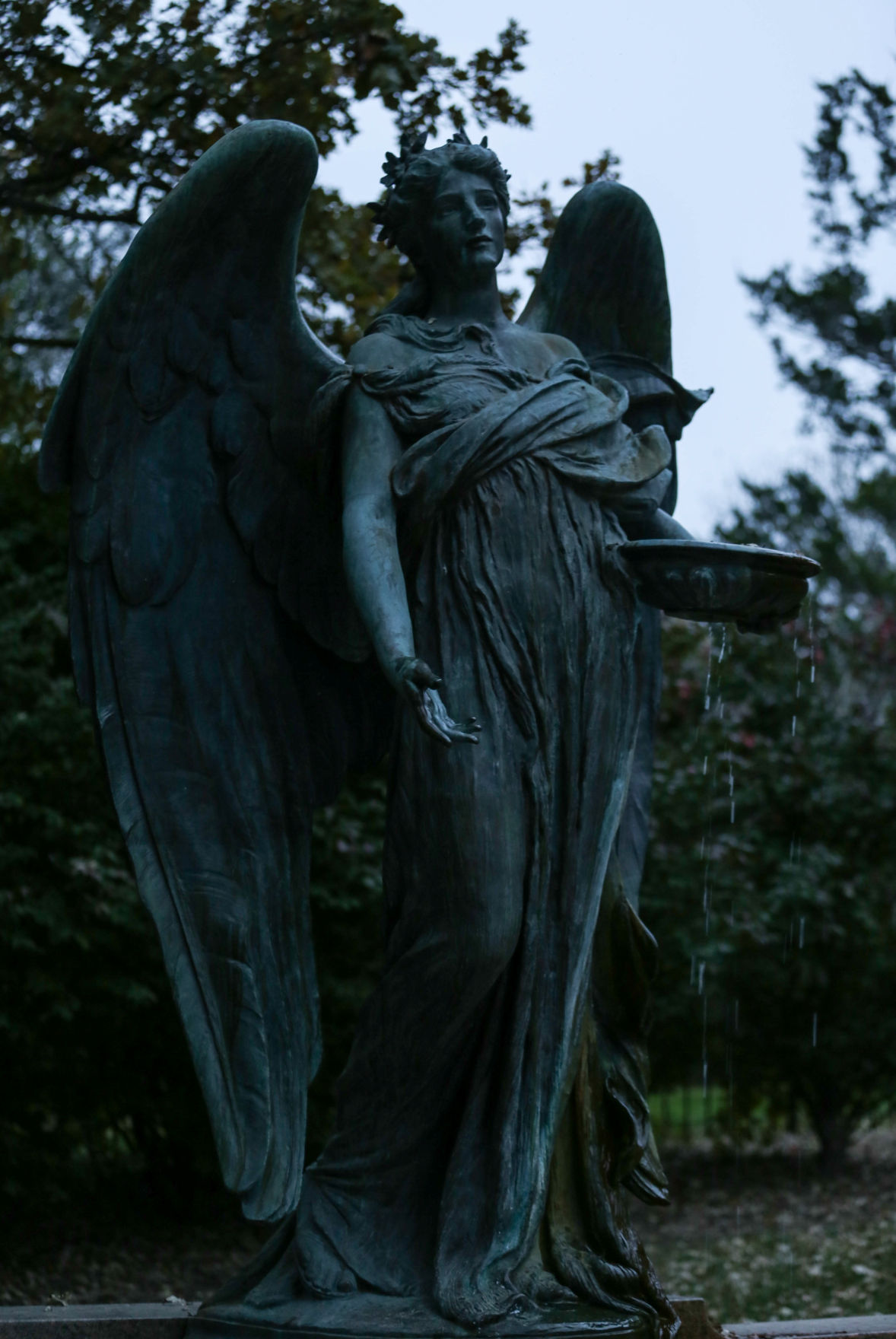 статуя черного ангела