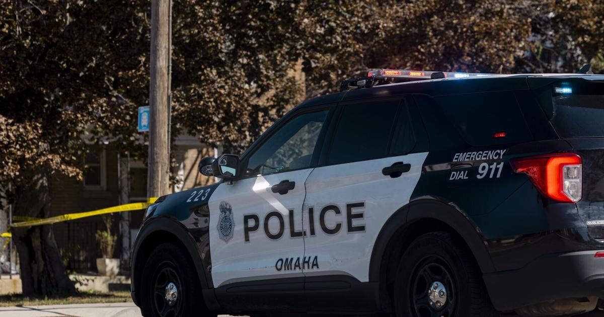 Frau nach Unfallflucht in Omaha zwischen zwei Autos eingeklemmt