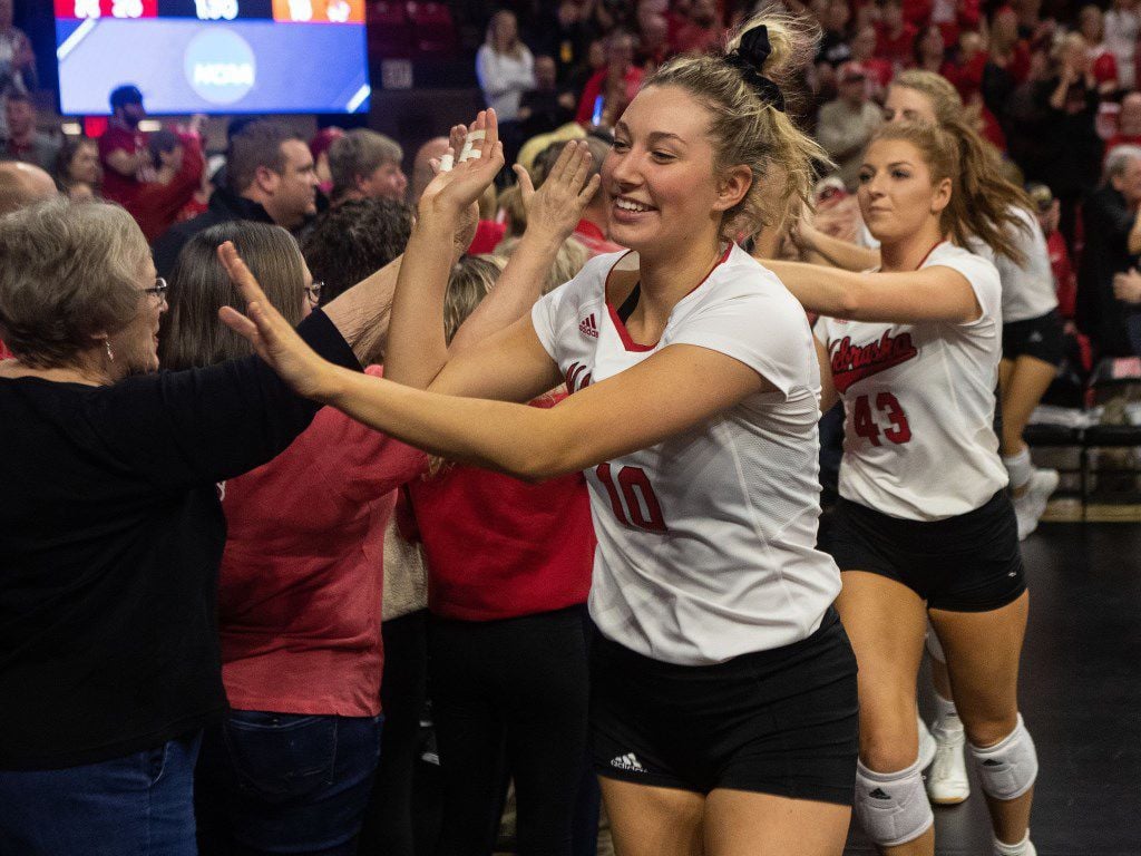 Madi Kubik collects freshman of the year award; Huskers finish ranked in  top five