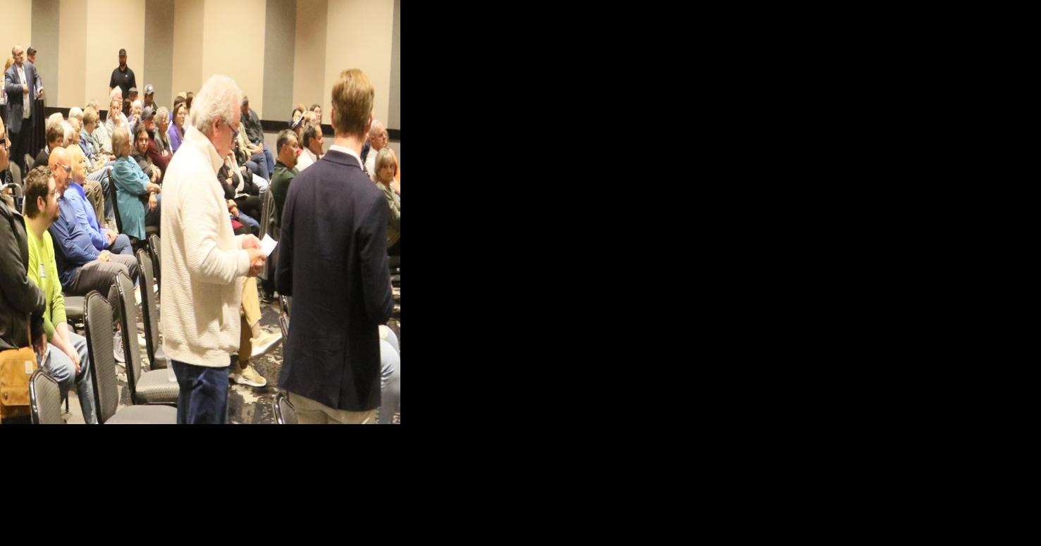 Crowd turns rowdy at U.S. Sen. Pete Ricketts' town hall in Kearney