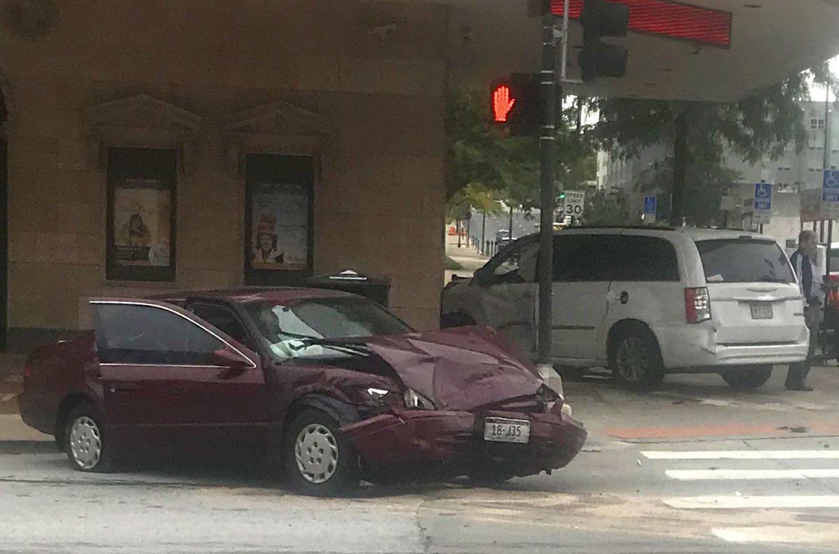 Bystanders Visiting Omaha From Canada Escape Injury As Minivan Crashes Into Rose Theater Local News Omaha Com