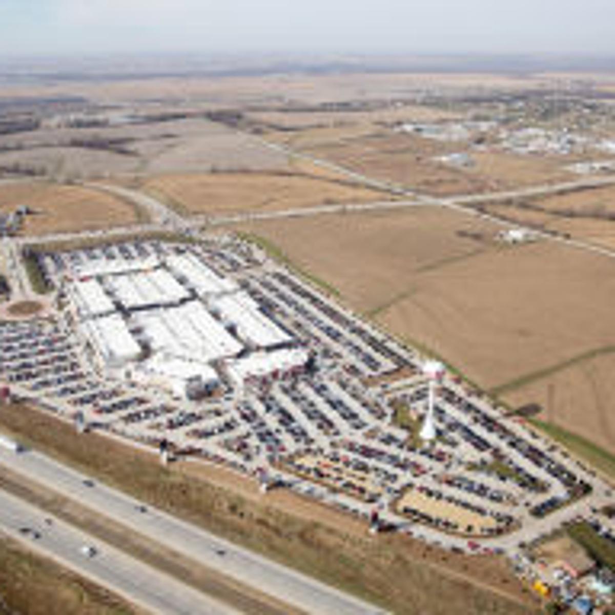 Parking Issues Aside Nebraska Crossing Outlets A Hit On Opening Day Money Omaha Com