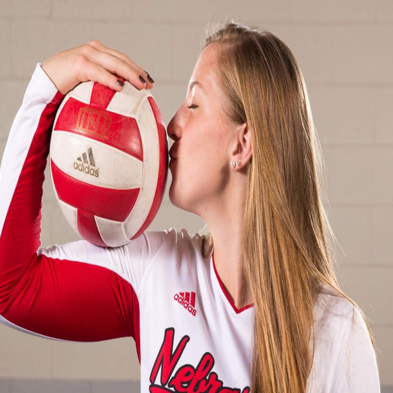 Husker Volleyball S Outside Hitter Albrecht Answers Coach S Call To Play Bigger Husker News Omaha Com Среди её предков чехи, датчане, французы и немцы. husker volleyball s outside hitter